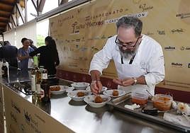 Un cocinero se esmera en prepara su tapa en la pasada edición del concurso en Palencia.