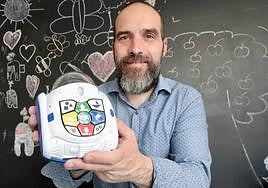 Víctor Rojo, con uno de los robots que utilizan en las clases.