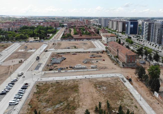 El inmueble del antiguo cuartel, a la derecha de la imagen aérea.