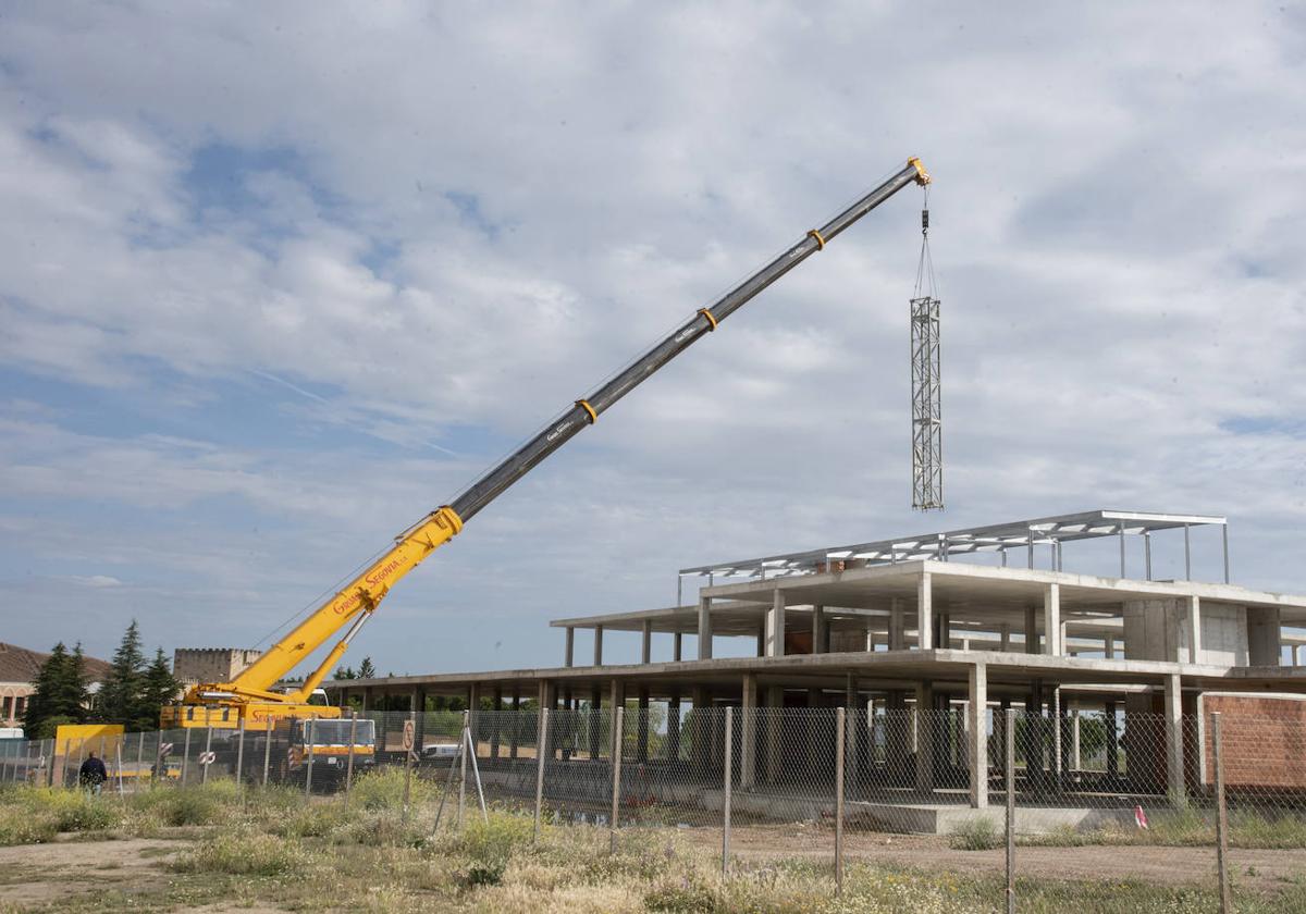 Retirada de la grúa del centro de salud de Nueva Segovia.