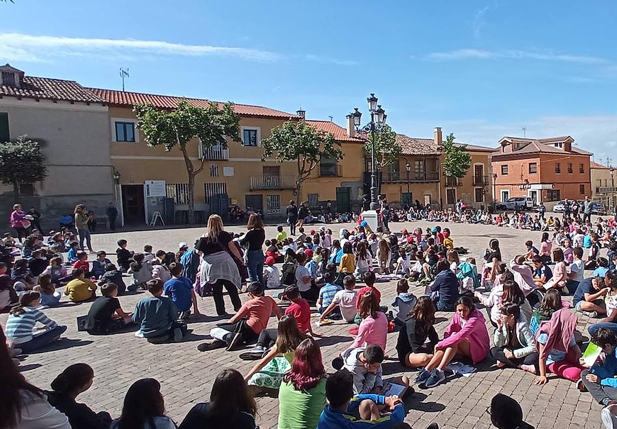 Alumnos, profesores y familia, compartieron un rato de lectura en silencio en la Plaza Mayor