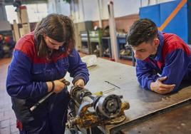 Jóvenes en un taller de mecánica.