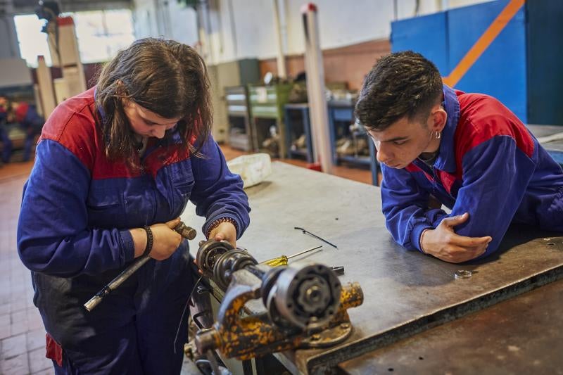 Jóvenes en un taller de mecánica.