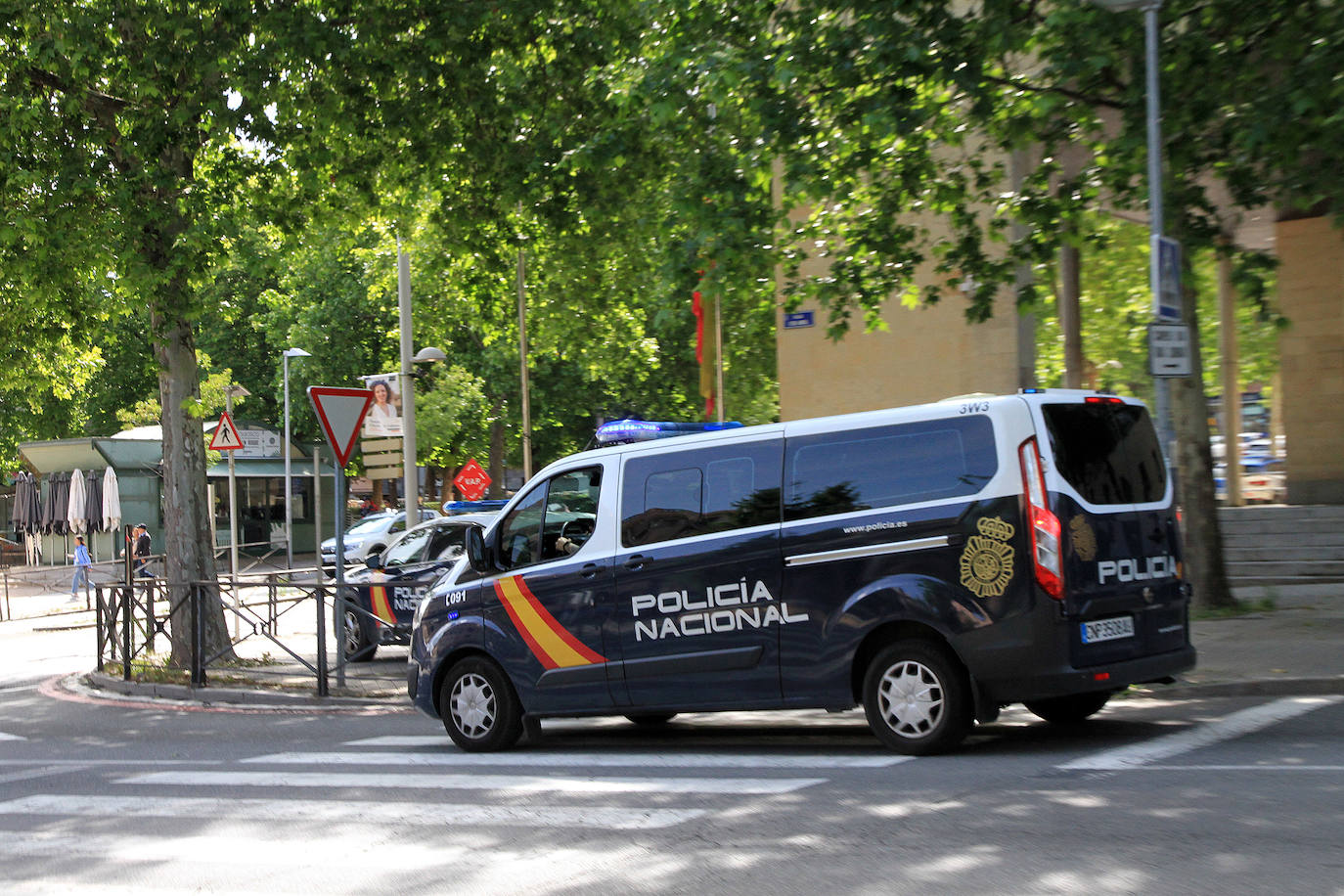 Furgón de la Policía Nacional junto a la Comisaría de Segovia, este viernes.