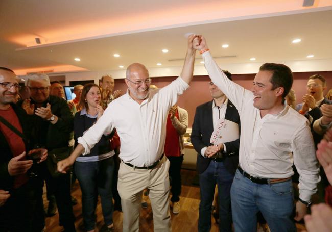 José Miguel García levanta la mano de Francisco Igea en señal de triunfo la noche electoral.