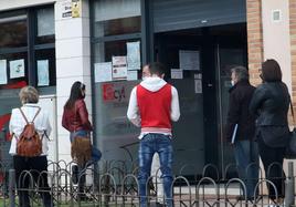 Grupo de personas en la puerta de la oficina del Ecyl en la capital segoviana.