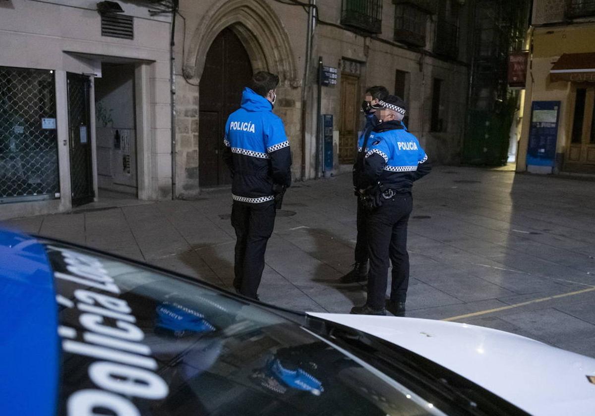 Agentes de la Policía Local de Segovia durante una patrulla nocturna.