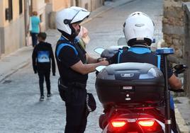 Agentes de la Policía Local en el barrio de San Millán de Segovia.