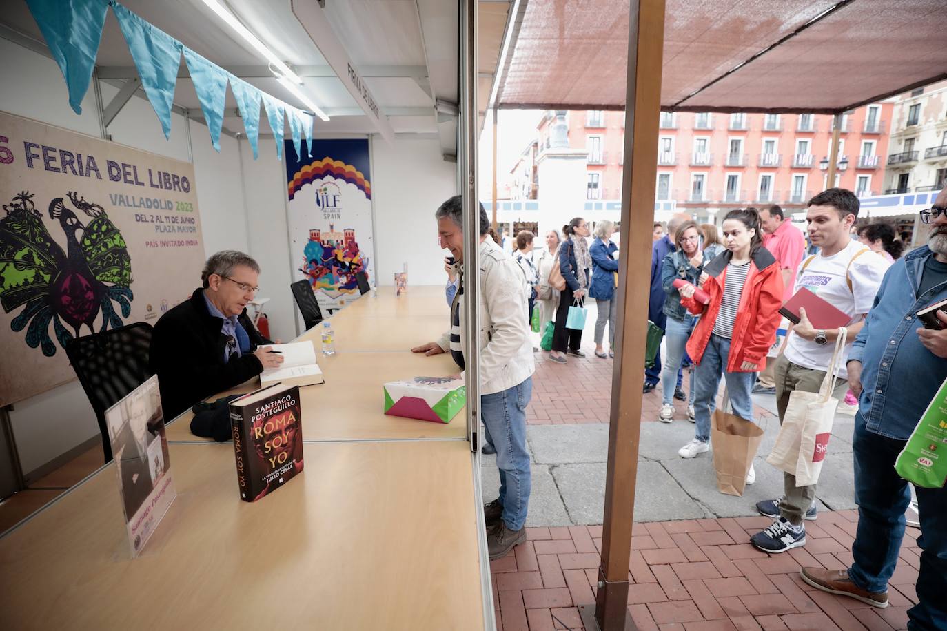 El escritor Santiago Posteguillo firma sus obras en la Feria del Libro de Valladolid