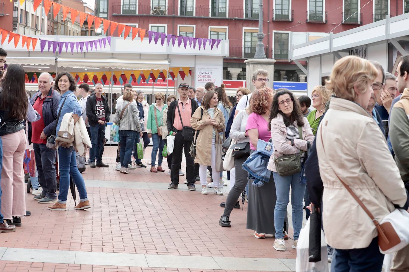 El escritor Santiago Posteguillo firma sus obras en la Feria del Libro de Valladolid