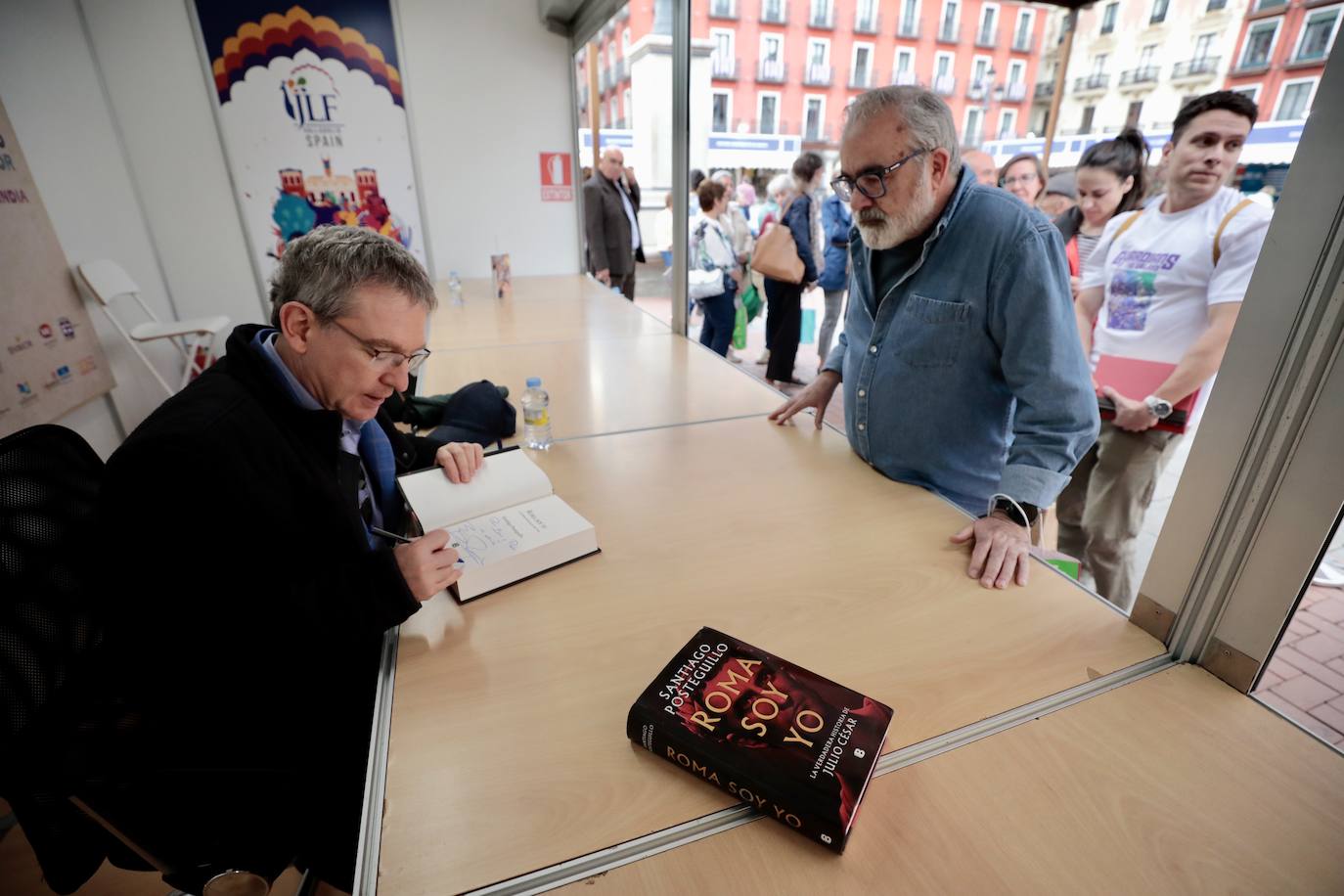 El escritor Santiago Posteguillo firma sus obras en la Feria del Libro de Valladolid