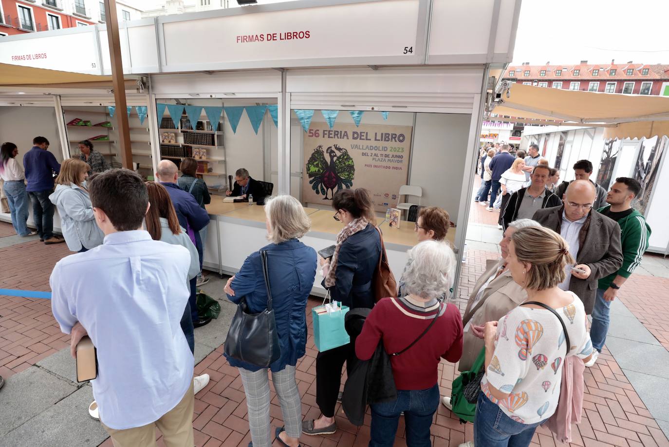 El escritor Santiago Posteguillo firma sus obras en la Feria del Libro de Valladolid