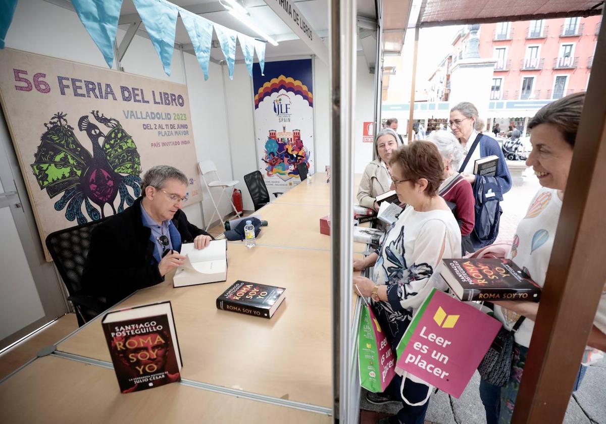 El escritor Santiago Posteguillo firma sus obras en la Feria del Libro de Valladolid