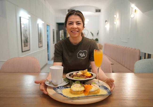 Wendy Romero con su Latin Brunch con huevos benedictinos y mimosa