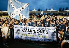 Los campeones posan con el trofeo.