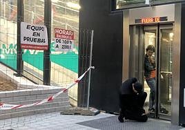 Un técnico abre la puerta a la pareja que se ha quedado atrapada.