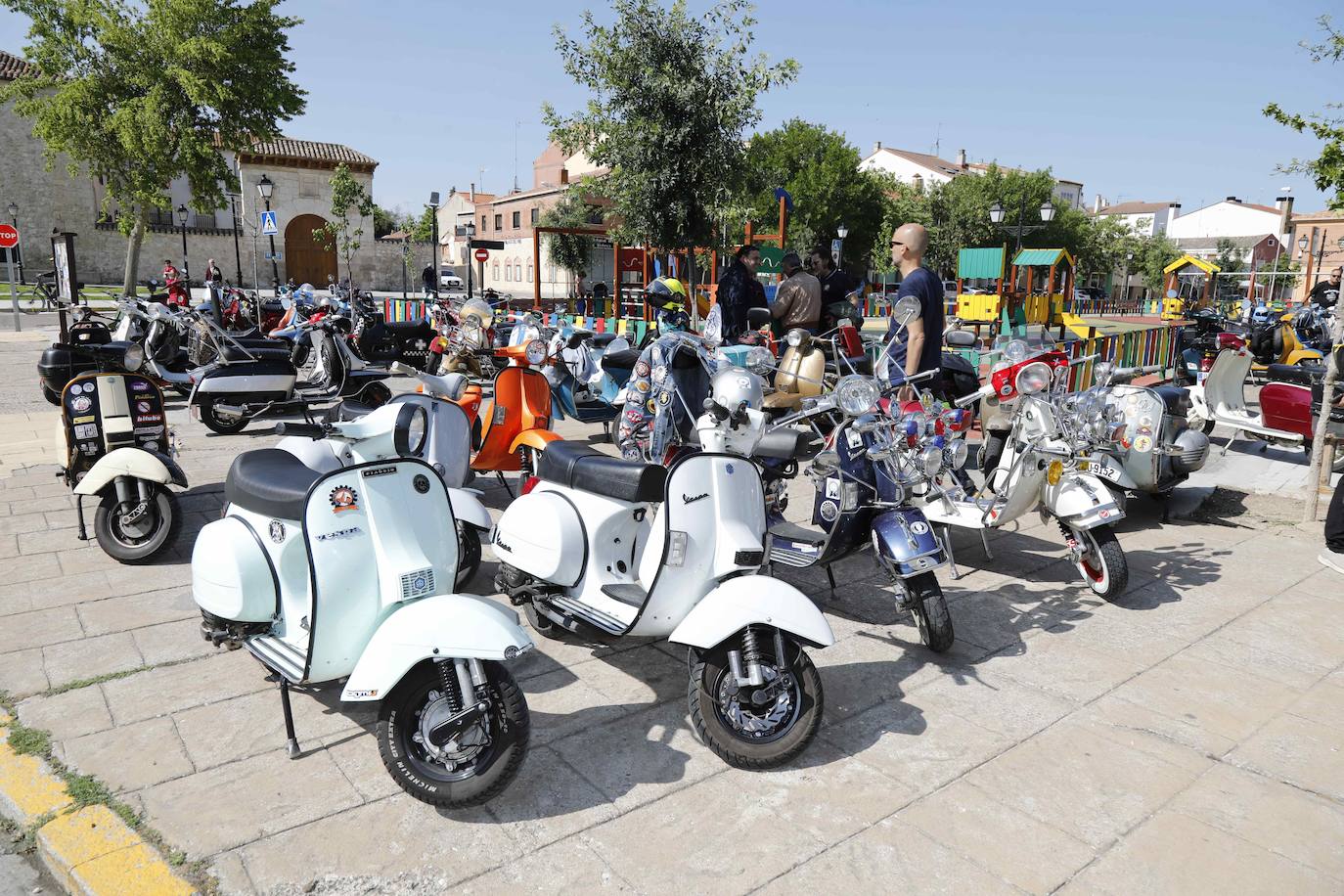 Concentración de Vespas y Lambrettas en Peñafiel