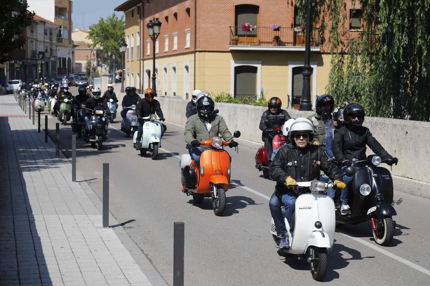 Concentración de Vespas y Lambrettas en Peñafiel