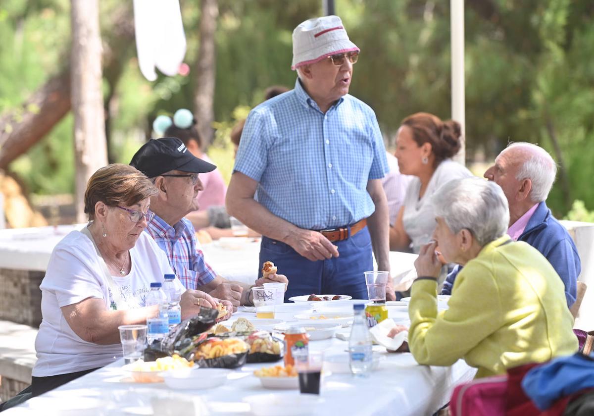 Asistentes a la fiesta solidaria en San Juan de Dios.