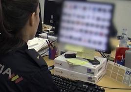 Una agente investiganado posibles delitos de pornografía infantil.