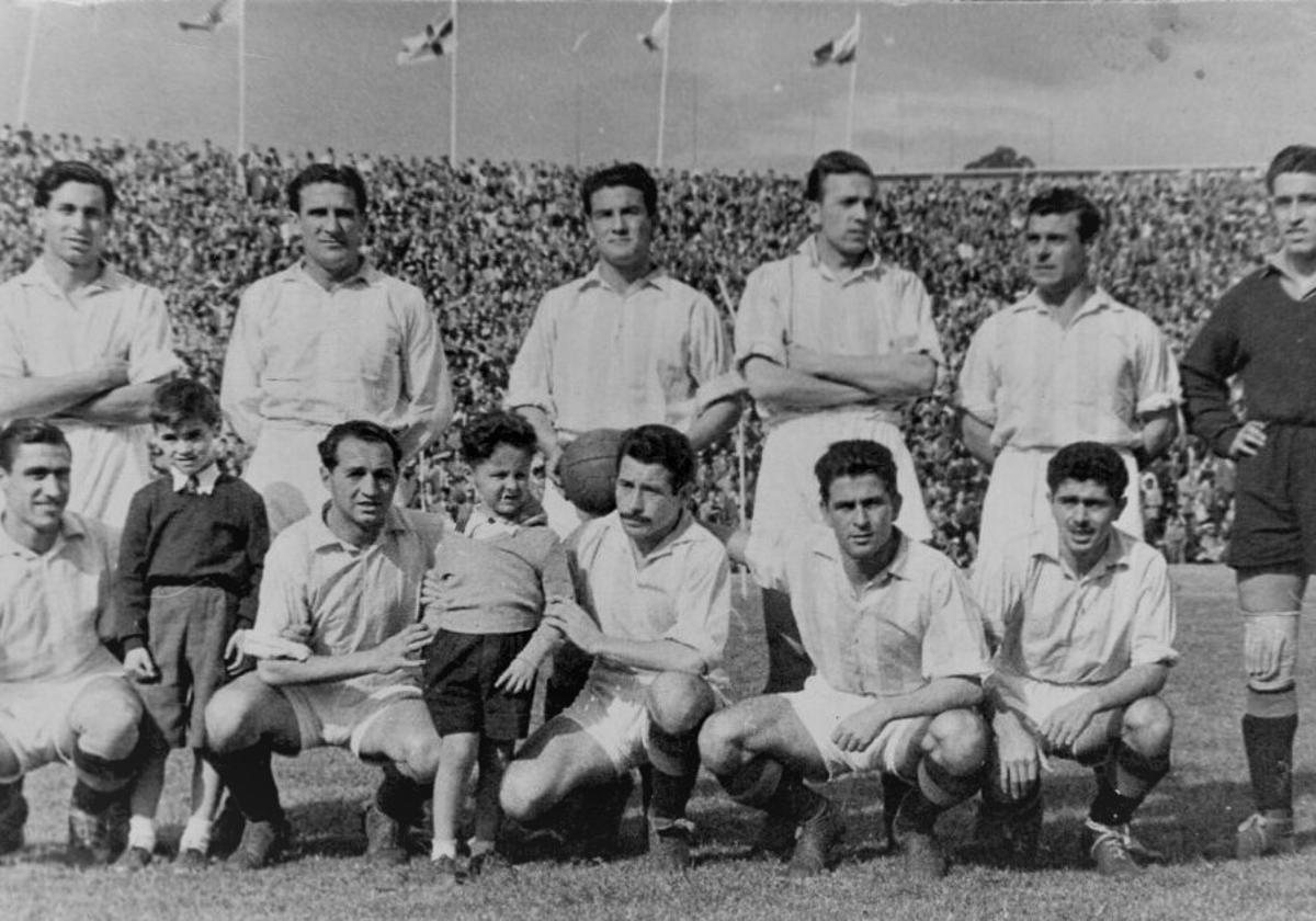 Una formación del Real Valladolid de la temporada 1948-49. De pie: Soler, Babot, Coque, Vaquero, Busquet e Hilario. Agachados: Peralta, Rafa, Ortega, Lasala y Mario.