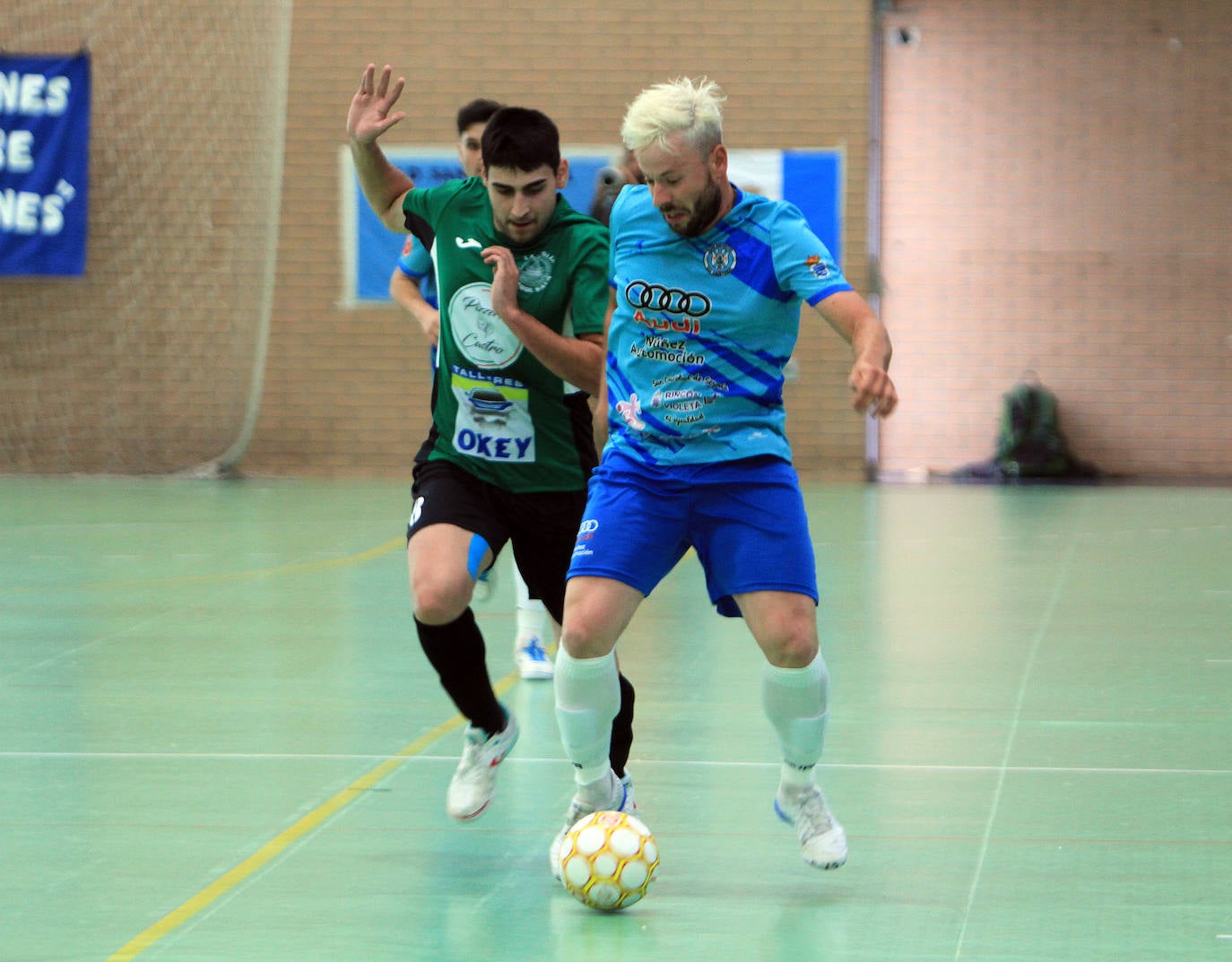 Darío conduce el balón perseguido por un rival.