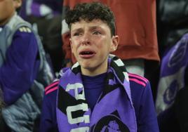 Un joven aficionado del Real Valladolid llora sin consuelo tras el descenso