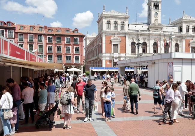 Lectores entre las casetas de la Feria del LIbro en la Plaza Mayor este domingo.