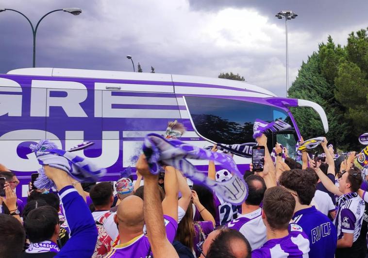 Los aficionados reciben a los jugadores del Real Valladolid.