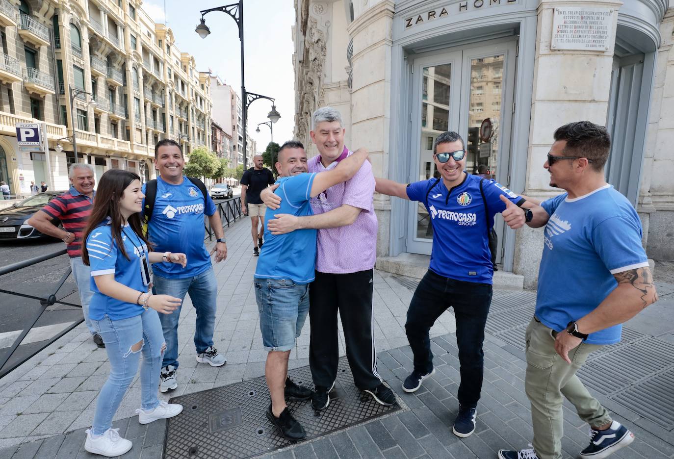 Aficionados del Getafe y del Real Valladolid se juntan en las horas previas al partido.