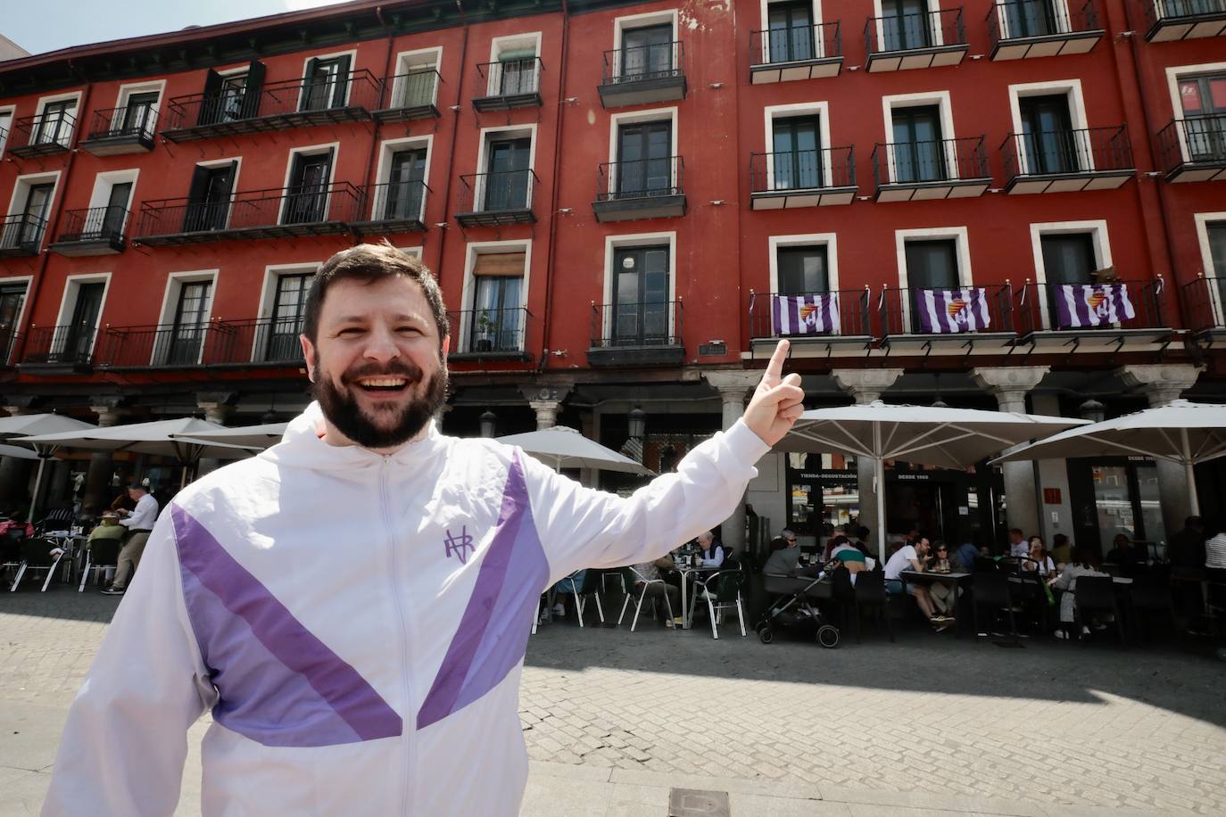 Un aficionado señala el escudo del Real Valladolid en la Plaza Mayor.