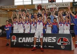 Los campeones de Filipenses celebran el triunfo, este domingo en el pabellón de Villamuriel.