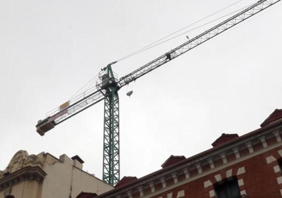 Una grúa situada en uno de los edificios de la calle Constitución.