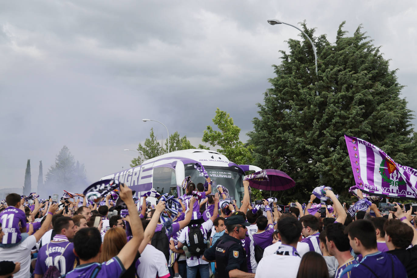 Los jugadores llegan a Zorrilla con un espectacular recibimiento de la afición