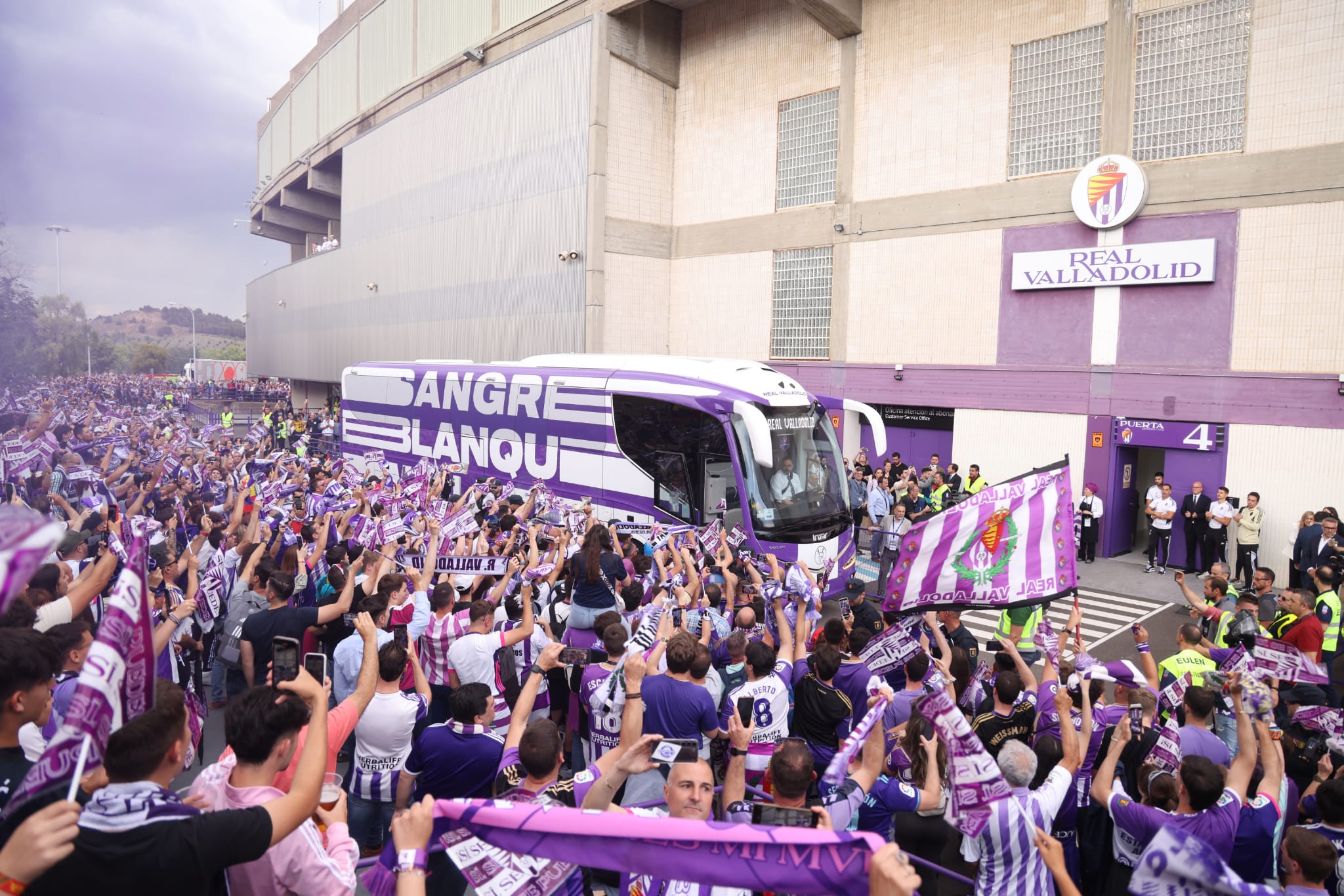 Los jugadores llegan a Zorrilla con un espectacular recibimiento de la afición