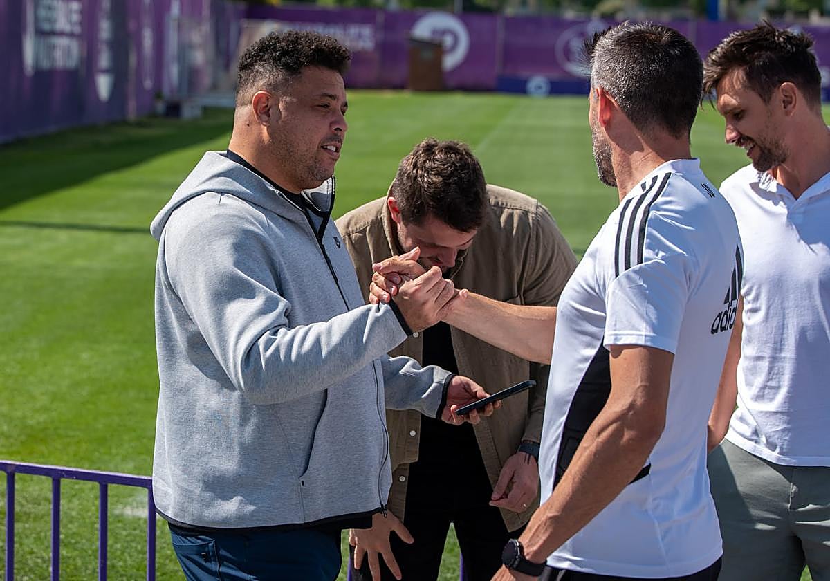 Ronaldo saluda a Pezzolano al término de un entrenamiento en los Anexos.