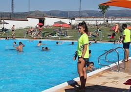 Socorristas velan por la seguridad en el baño en la piscina de La Albuera, en una temporada estival anterior.
