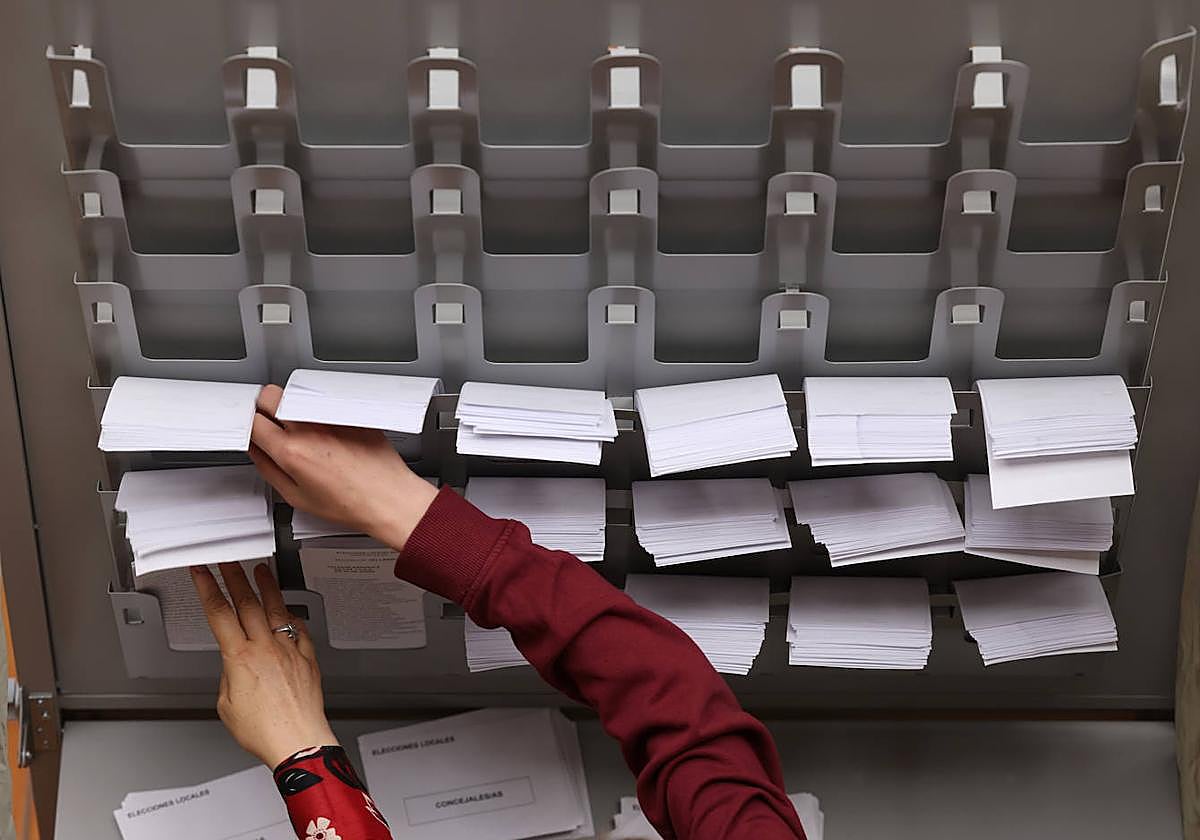 Papeletas en un colegio electoral de Valladolid el pasado 28M.