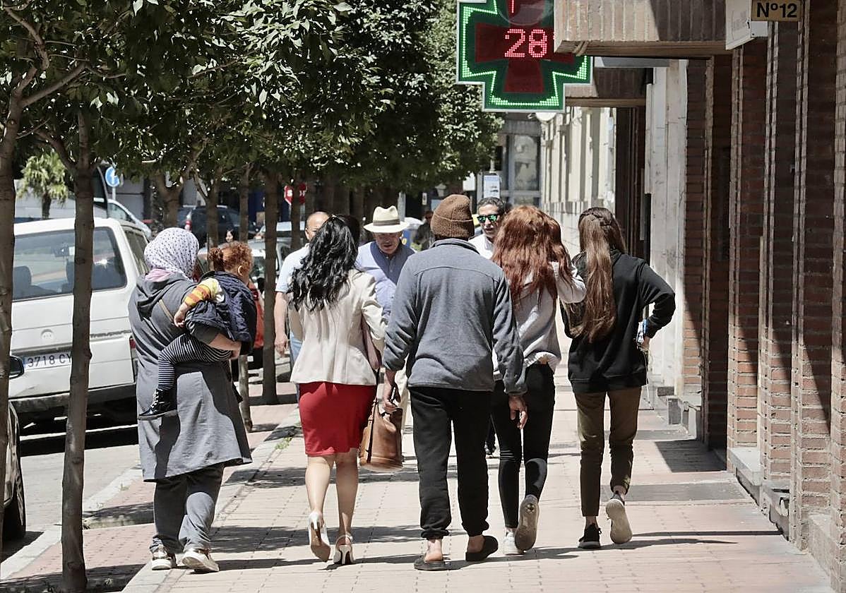 La familia y las chicas acusadas de la agresión al menor, salen con su abogada del Juzgado de Menores.
