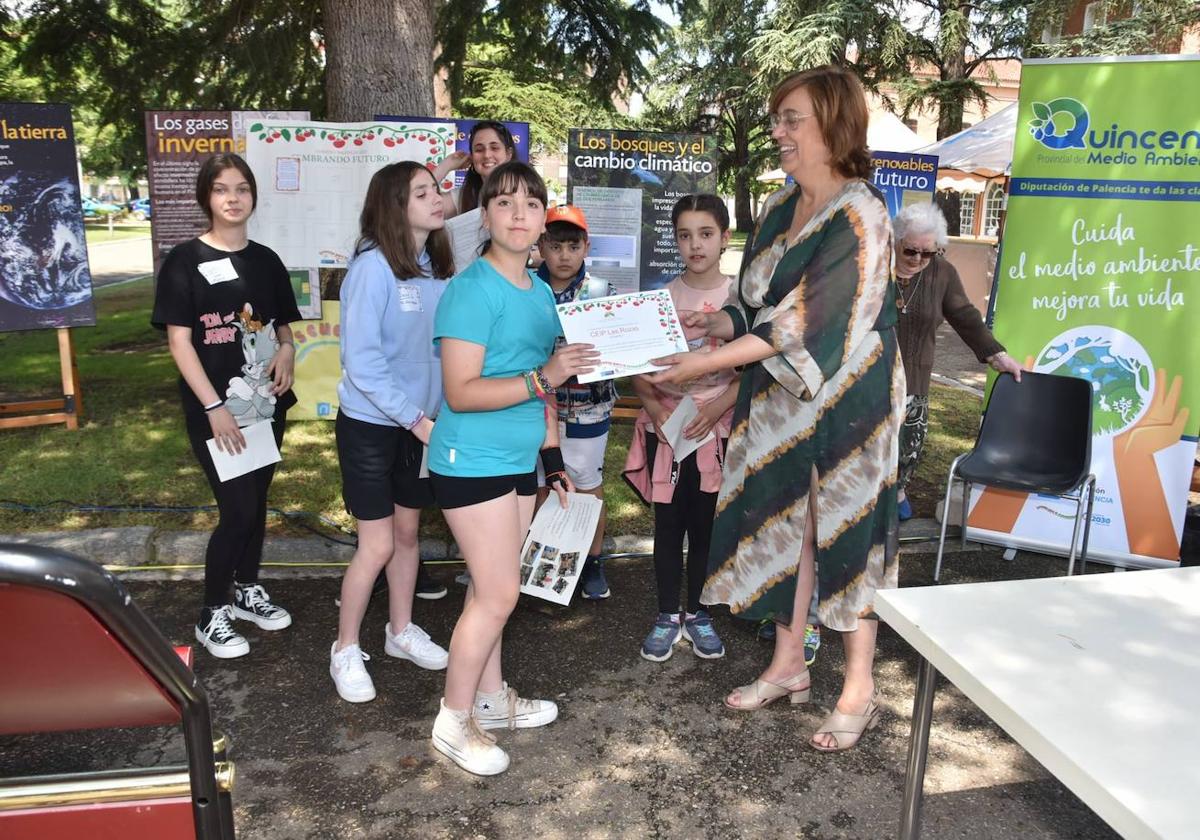 La presidenta de la Diputación, Ángeles Armisén, entrega un diploma.