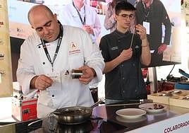 Helio Flores, de Peñaranda de Bracamonte, prepara su tapa.