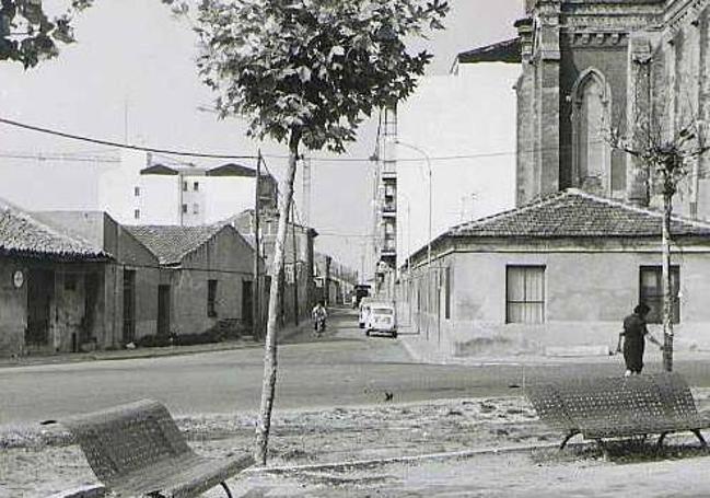 Inicio de Nueva del Carmen desde la plaza de Rafael Cano en 1974.