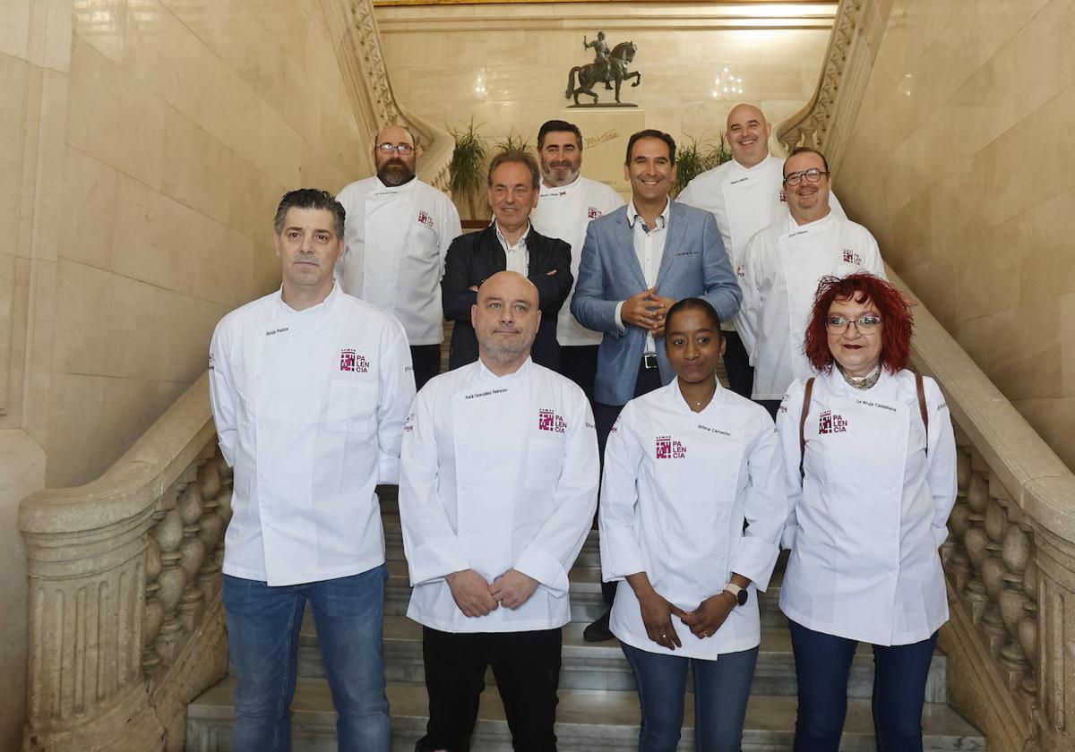 Los cocineros posan con las chaquetillas en el Ayuntamiento, con el alcalde en funciones, Mario Simón.