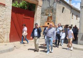 Procesión con la talla de Santa Bárbara por las calles de Cordovilla la Real.