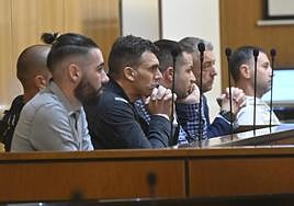 Los seis acusados, en la Audiencia de Valladolid.