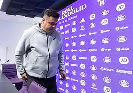Ronaldo abandona la sala de prensa del estadio Zorrilla.