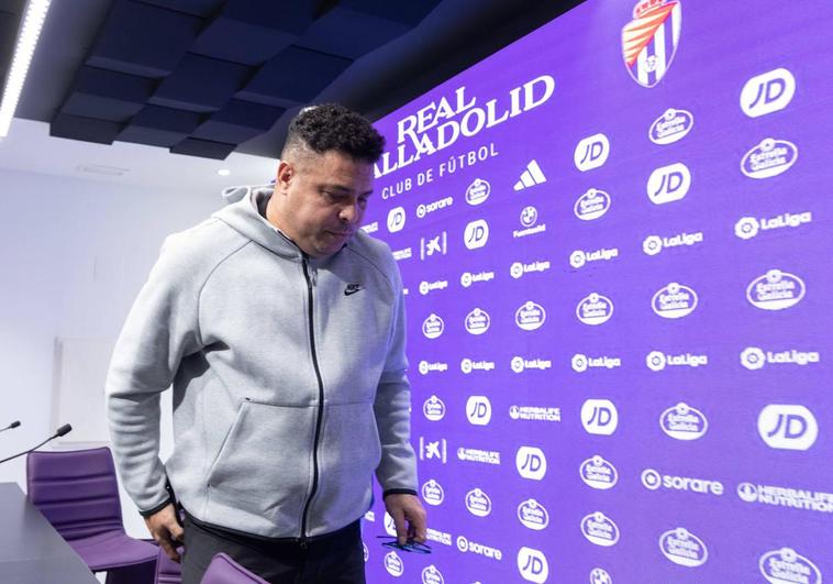 Ronaldo abandona la sala de prensa del estadio Zorrilla.