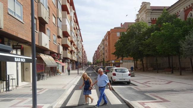 Imagen después - La calle Nueva del Carmen en 1980 y en la actualidad, tras la reforma de 2022.