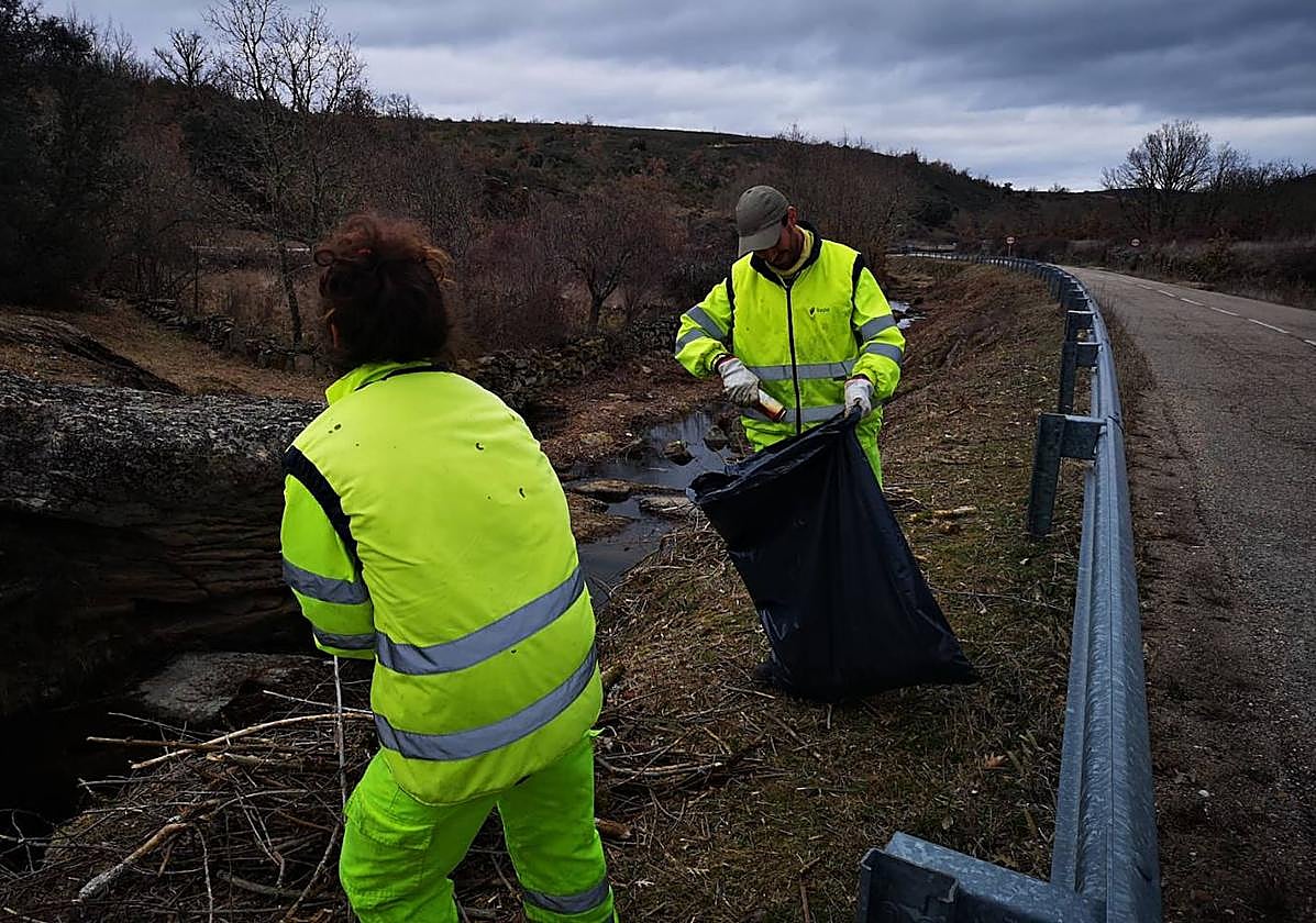 Trabajadores de la CHD retiran residuos de los ríos de la cuenca.