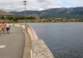 Una pareja pasea sobre la presa del Pontón Alto, este lunes, en la provincia de Segovia.